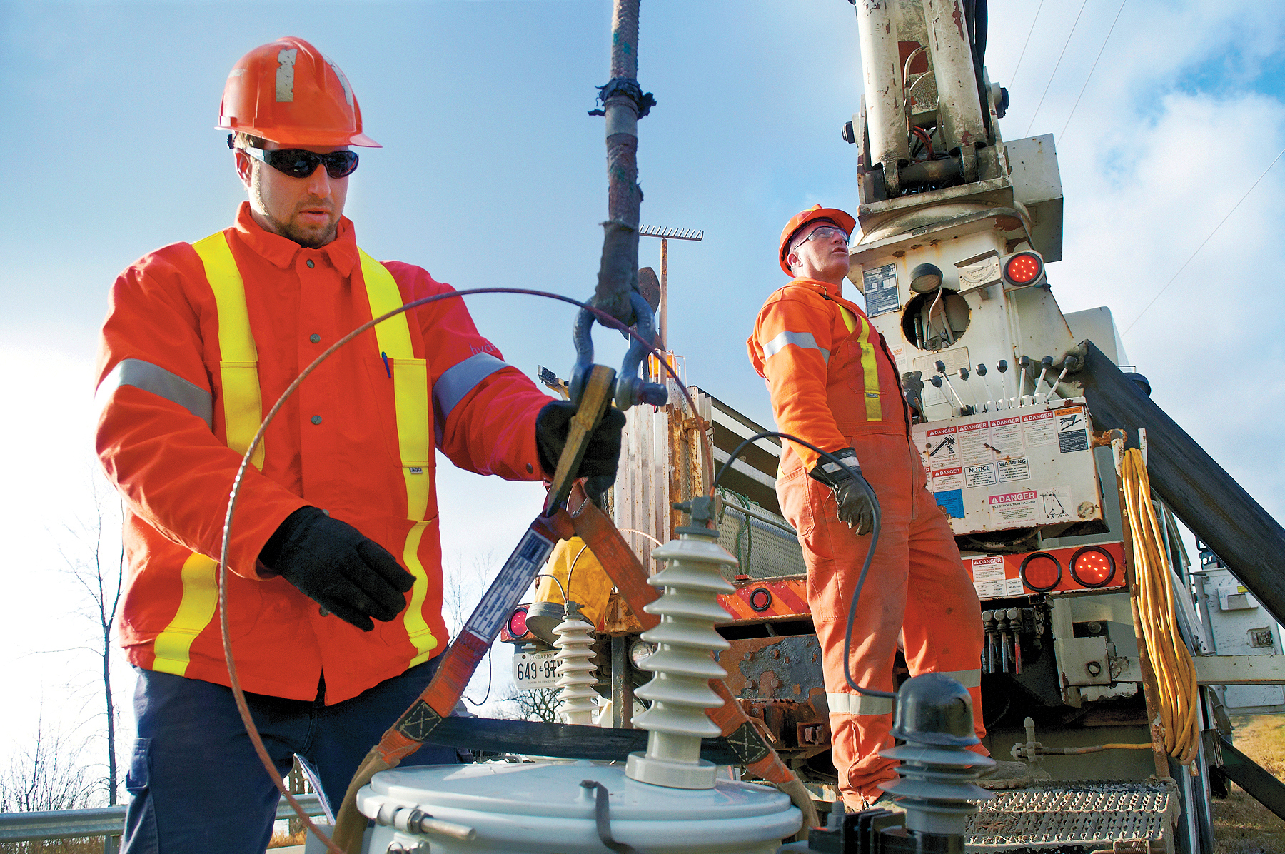 photo of a Hydro One worker holding a spool of wire