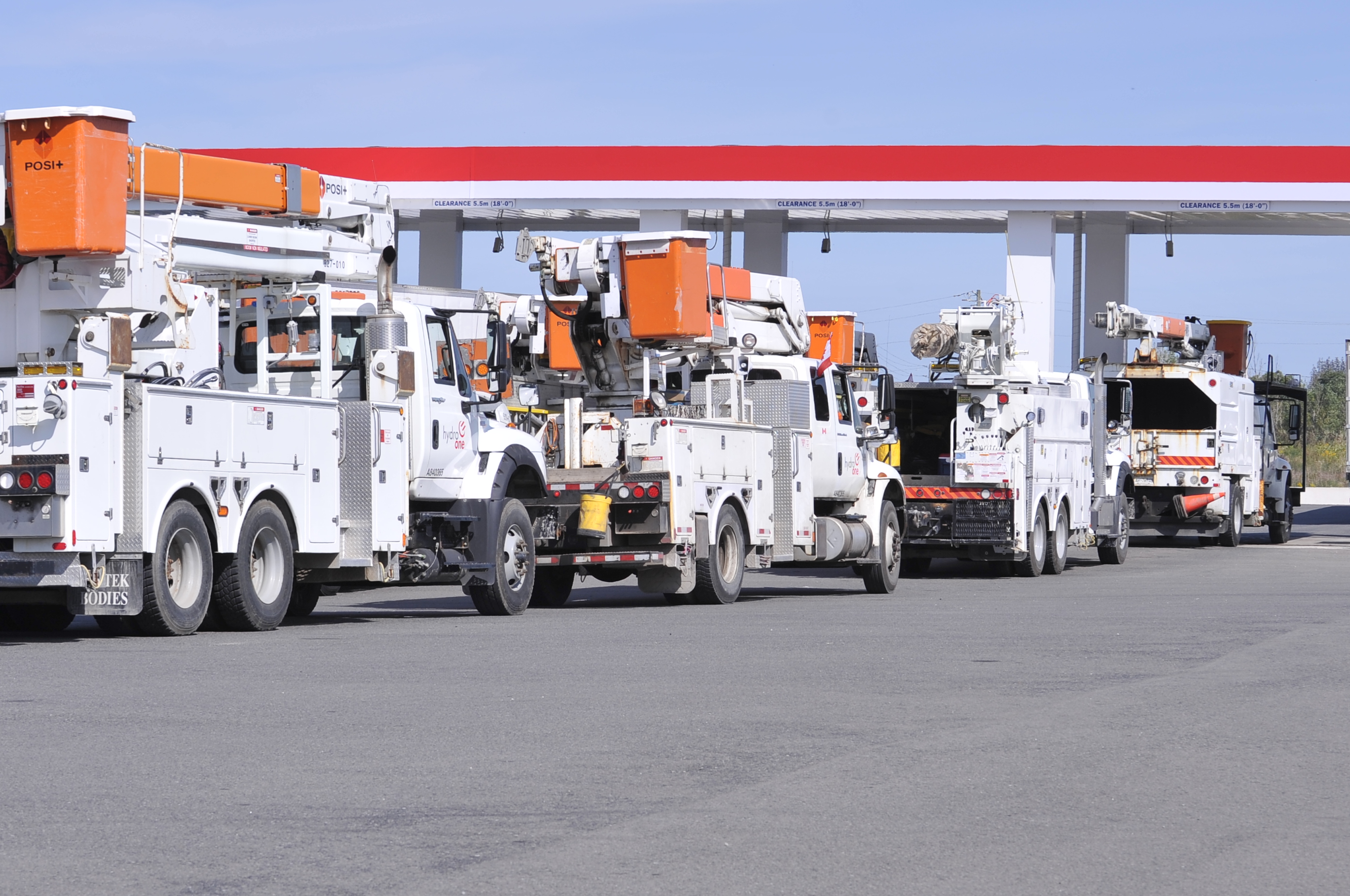 Photo of Hydro One bucket trucks near the Canada/US Border heading to Florida for Hurricane Irma relief efforts