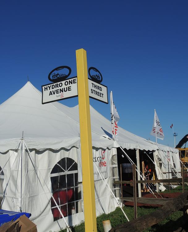 photo of a Hydro One Avenue sign at the IPM