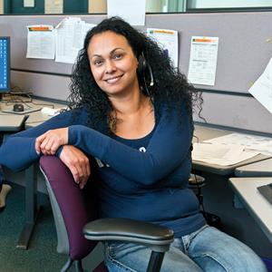 Photo of a woman at the Hydro One call centre