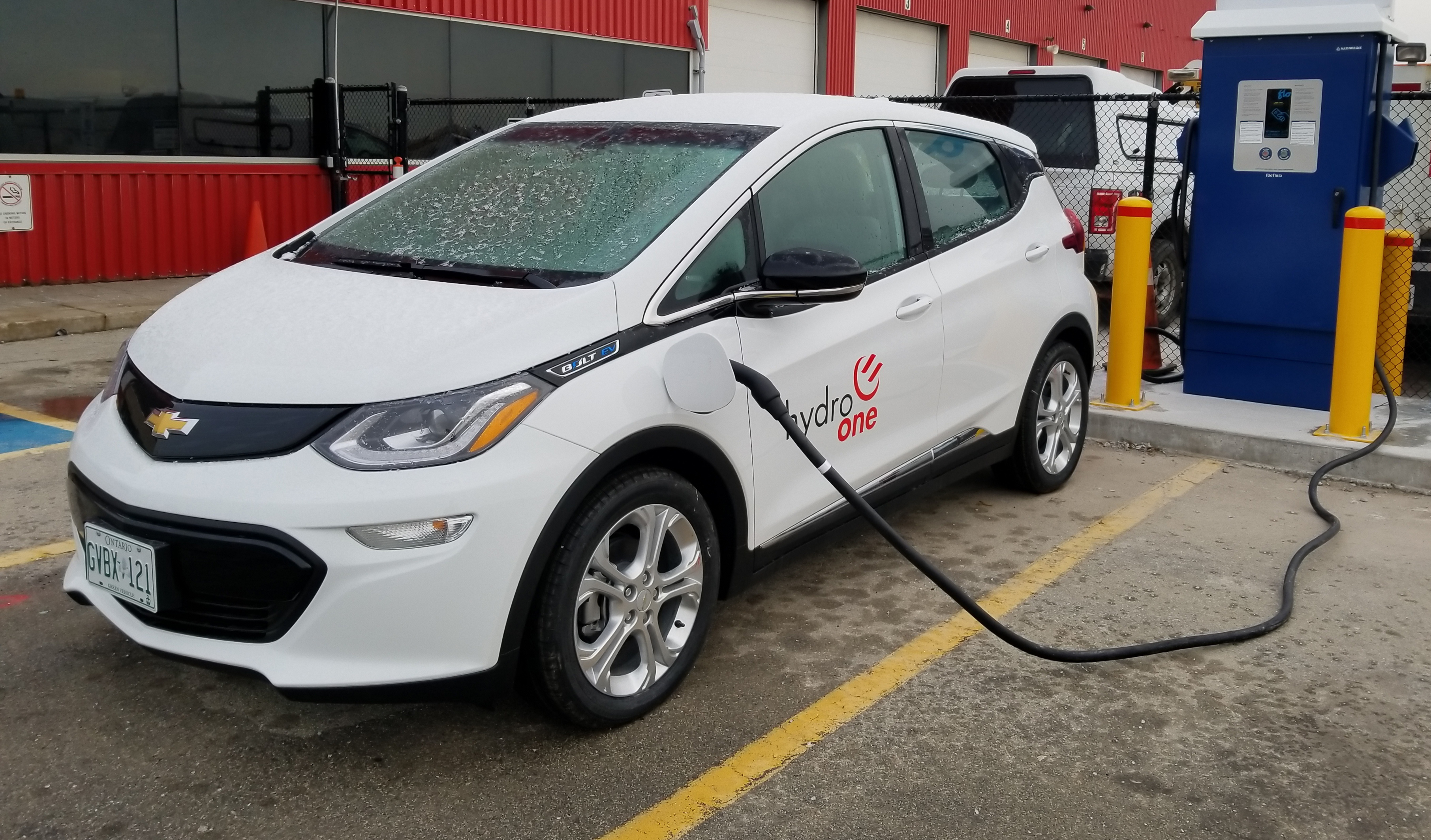 photo of a Hydro One electric vehicle charging