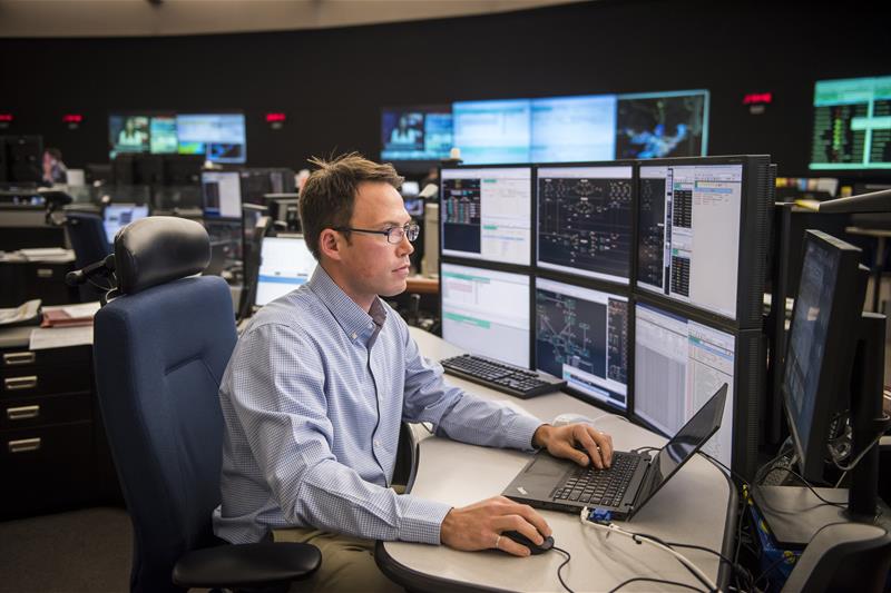 photo of a Hydro One Controller in front of a computer at the Ontario Grid Control Centre