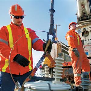 image of two Hydro One workers in Woodstock Ontario