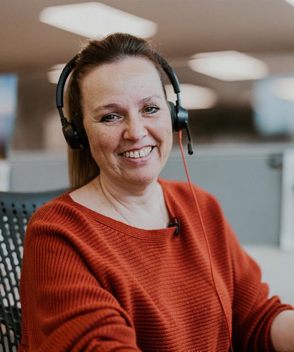 photo of a Hydro One Call Centre agent smiling