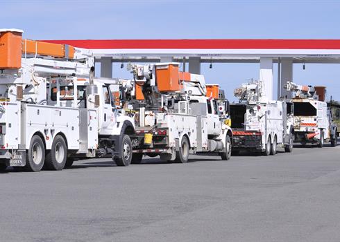 Photo of Hydro One bucket trucks near the Canada/US Border heading to Florida for Hurricane Irma relief efforts