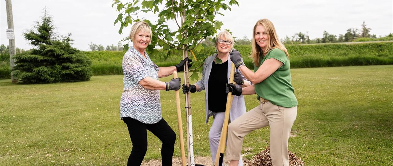Photo of Hydro One employee in with an community member at an open house