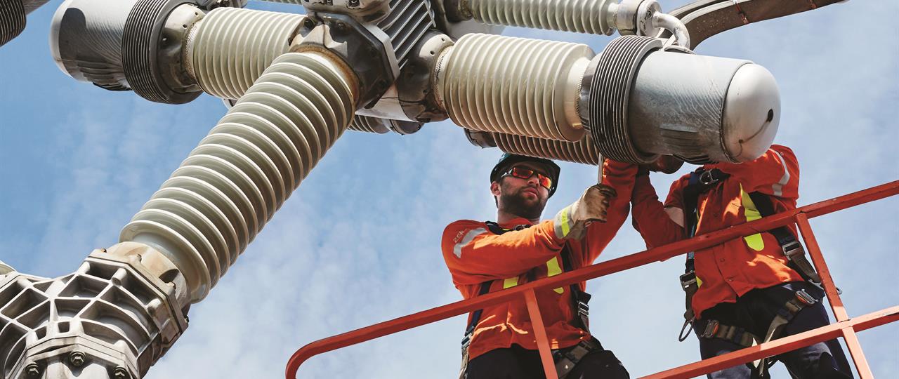 photo of a Hydro One linesman wearing personal protective equipment