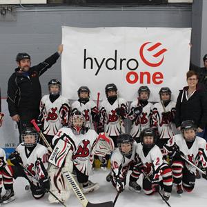 Image of a hockey team sponsored by the Hydro One Employee Volunteer Grant program