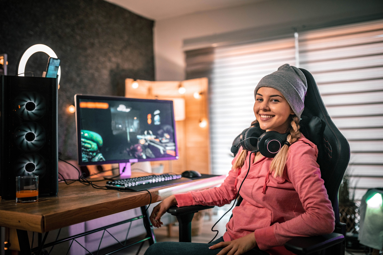 Women using a desktop.